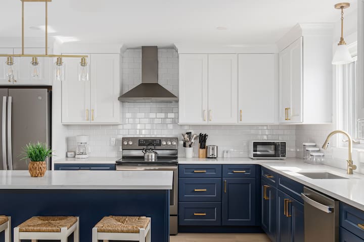 Spacious home located 1 mile from Newport Beaches