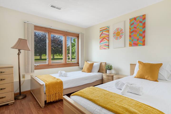 Spacious home located 1 mile from Newport Beaches gallery image 5