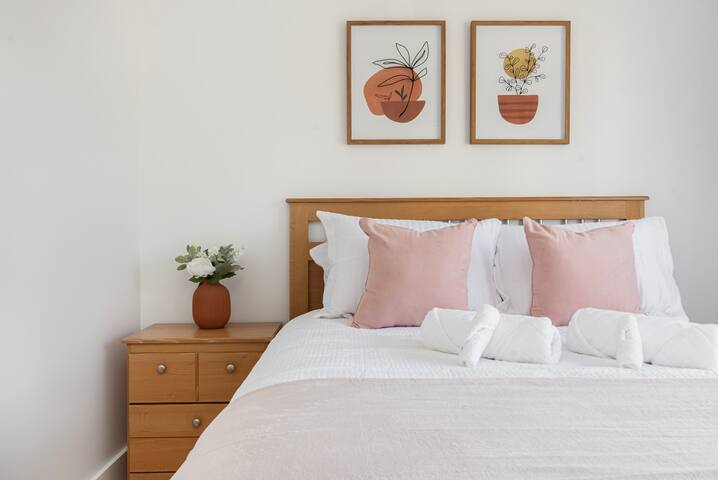 Spacious home located 1 mile from Newport Beaches gallery image 2