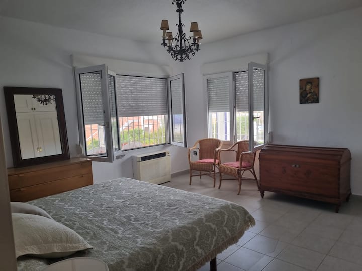 Просторната главна спалня