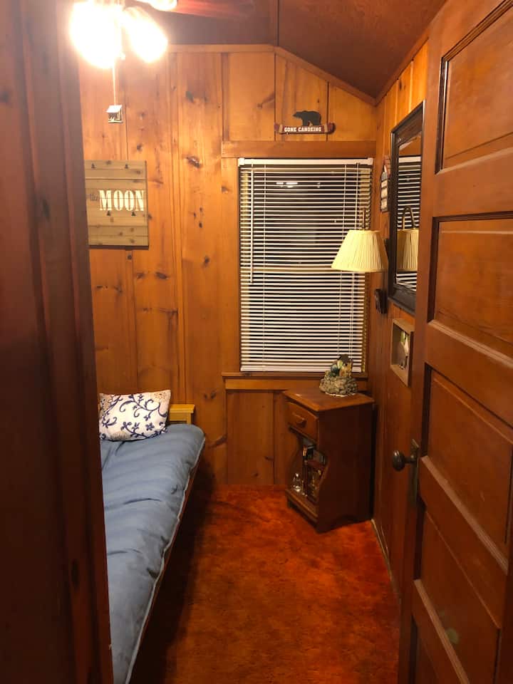 Ასევე მოიცავს პატარა სამუშაო მაგიდას (ჩანს სხვა საძინებელში 2 ფოტო)