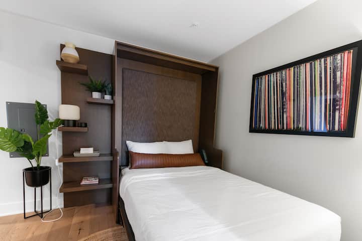 このクイーンサイズの壁収納ベッドで寝るか、折りたたんで机と仕事スペースを見せましょう！