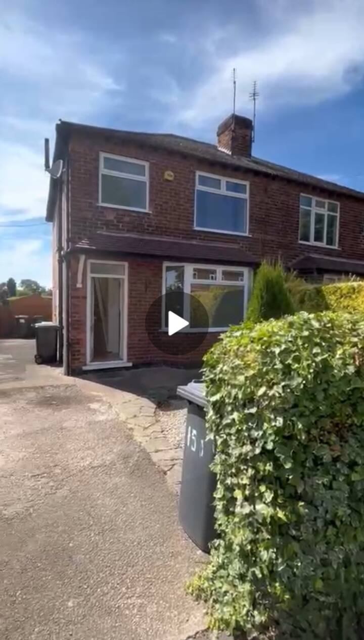 Whole house in Beeston 3 bedroom Free parking&Wifi Houses for Rent in Beeston, England, United
