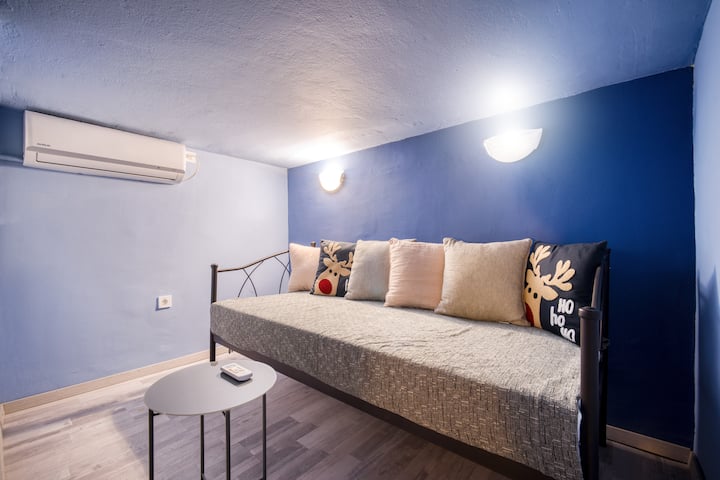 阁楼：一个隐蔽、几乎「秘密」的袖珍房间，位于阁楼（楼顶部） ，可通过「隐形」内部门和楼梯进入，光线充足、通风良好、有条件，实用，也可以作为次要起居室或卧室。