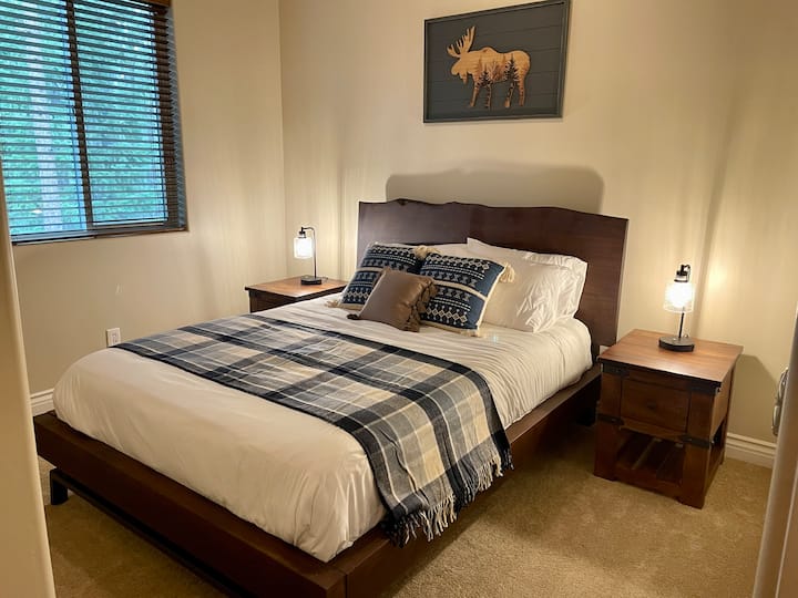 El dormitorio “Alce”: 1 cama queen y un televisor ROKU de 50pulgadas.