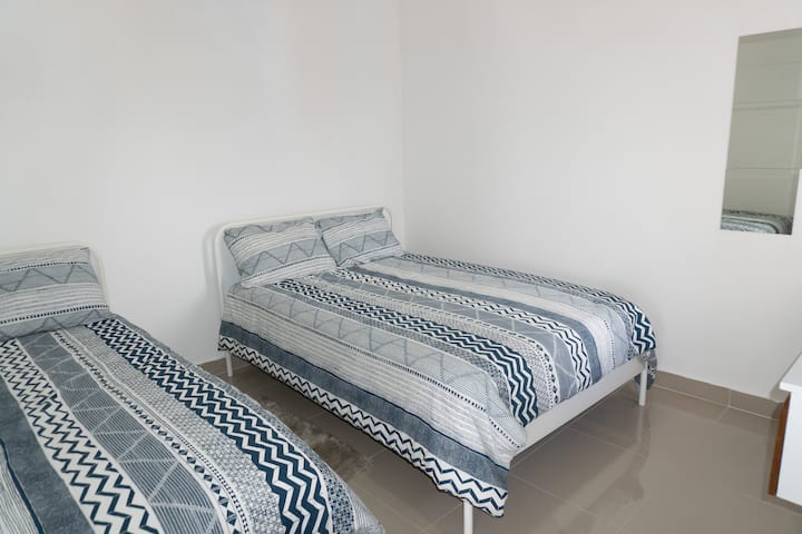 Მეორე საძინებელი ორი საწოლით და ვანა-ტუალეტით.