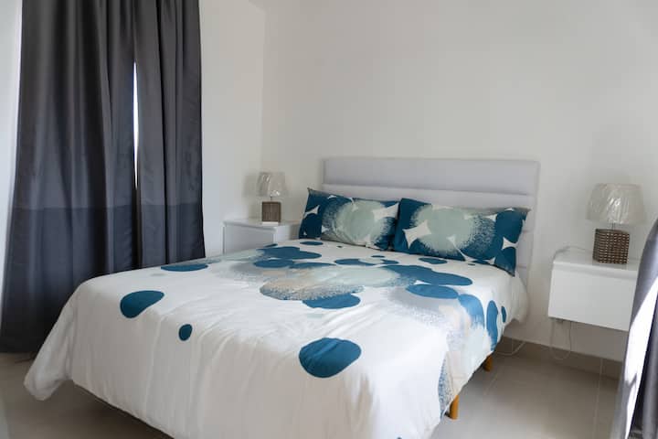 Მთავარი საძინებელი. ამ საძინებელში არის 2 კარადა და ცალკე შესასვლელი სააბაზანოში.