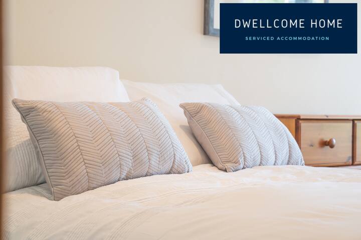 1階のダブルベッドルーム-シャワールームはすぐ外にあります。 私たちは1階の1階のリビングに最適で、歩行の不自由な方に最適です。 