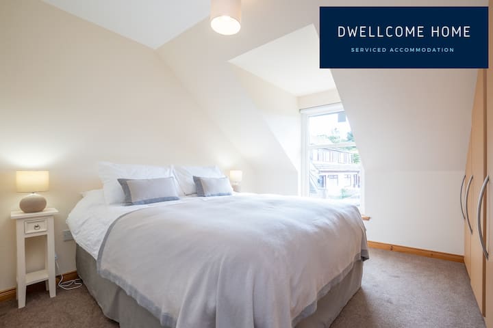 スイート付きキングサイズのベッドルーム。