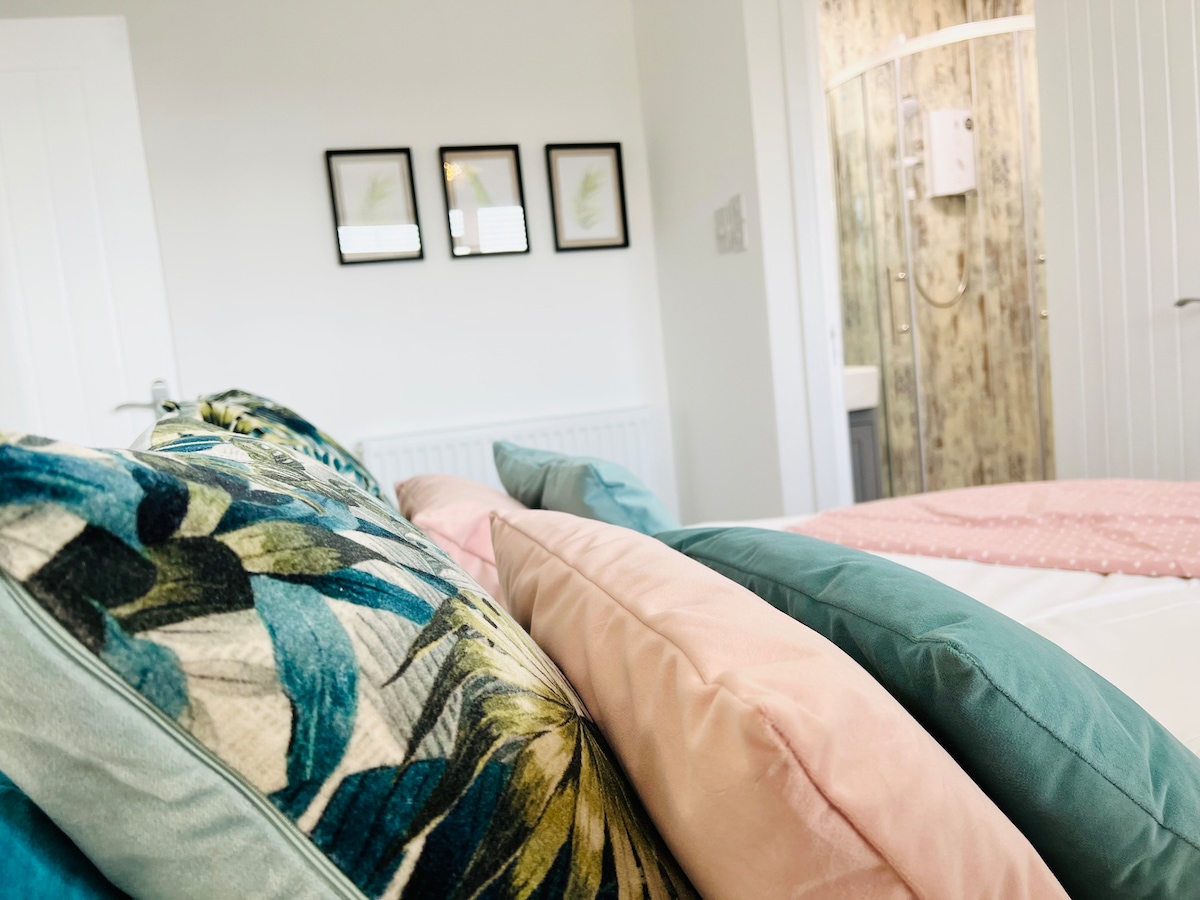 Dormitorio principal con vistas al baño privado