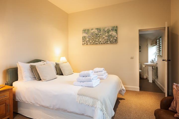 ห้องนอนพร้อมห้องน้ำในตัวขนาดคิงไซส์อยู่ชั้นล่าง