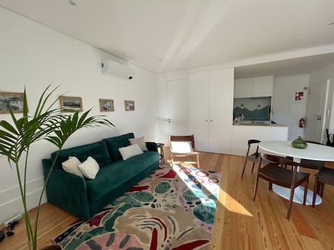 Popular Airbnb listing: Apartment with balcony in the center of Porto in União Das Freguesias De Cedofeita, Santo Ildefonso, Sé, Miragaia, São Nicolau E Vitória