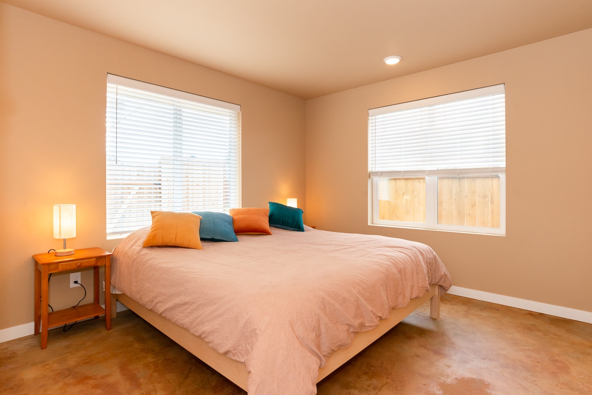 Veliki bračni krevet i svjetiljke na dodir.