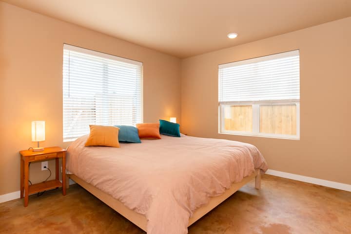 Kitanda cha ukubwa wa mfalme na taa za kugusa.