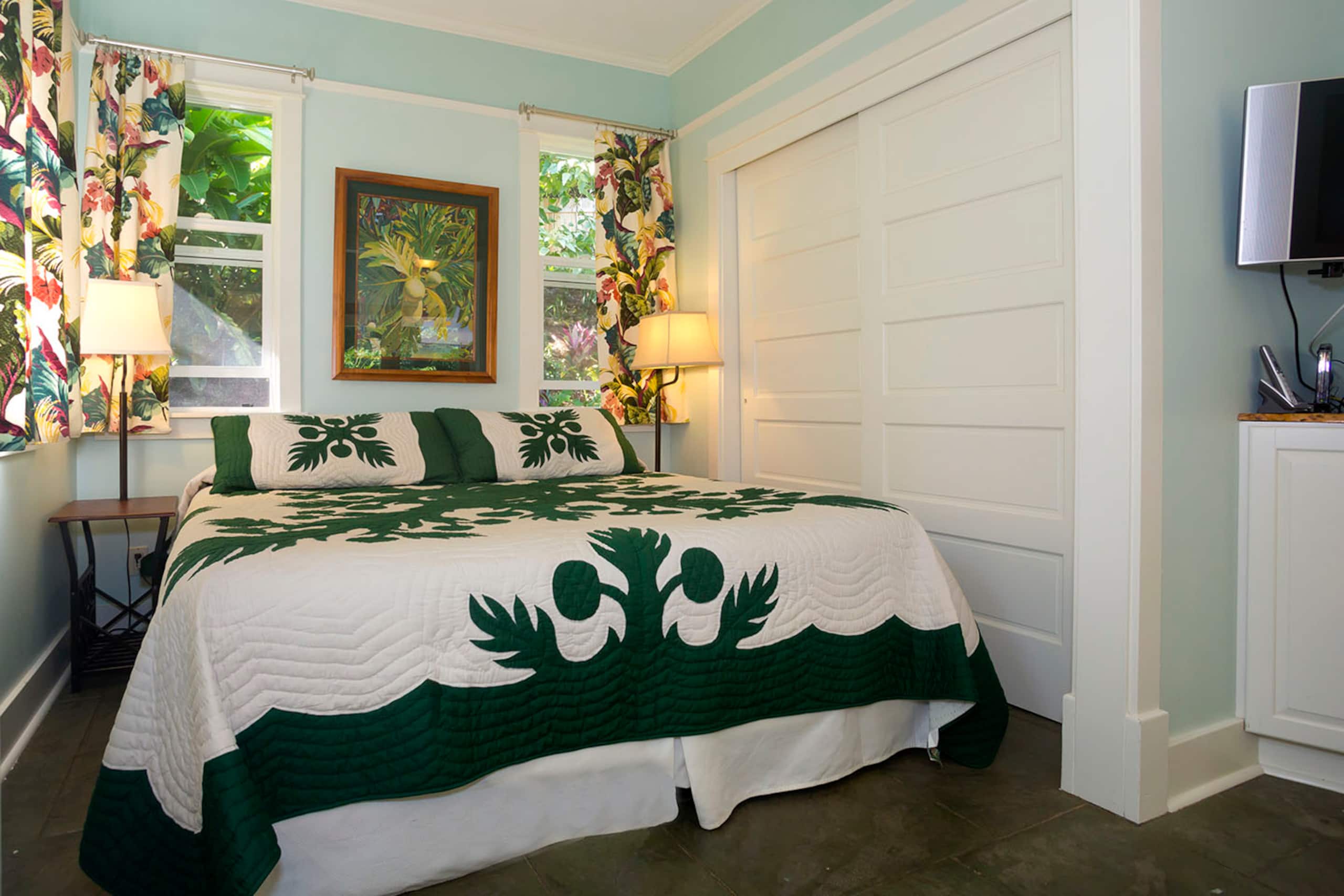 Romantic and Private Cottage and Gazebo for two! - Image 5