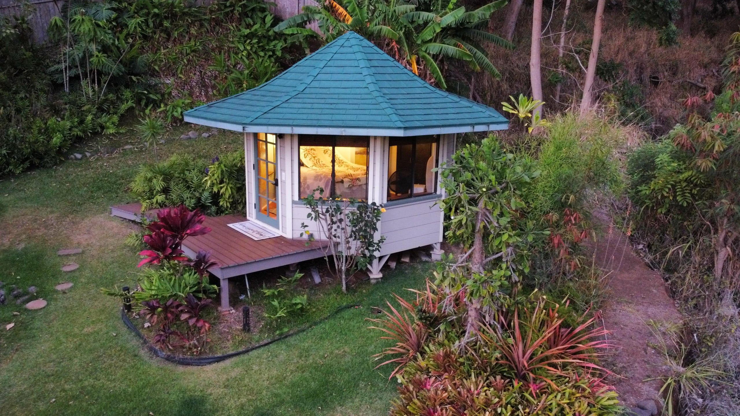 Romantic and Private Cottage and Gazebo for two! - Image 10