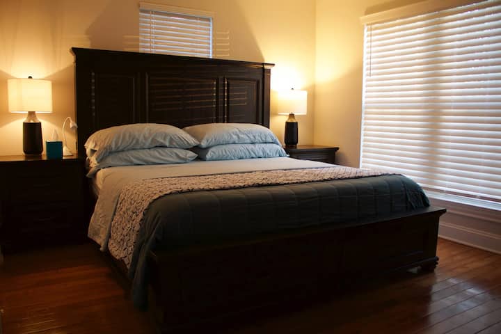 (1) ОСНОВНА СПАЛНЯ/ГОЛЯМО ДВОЙНО ЛЕГЛО  С БАНЯ И ТОАЛЕТНА.