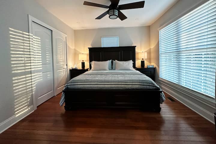 (1) ОСНОВНА СПАЛНЯ/ГОЛЯМО ДВОЙНО ЛЕГЛО  С БАНЯ И ТОАЛЕТНА.