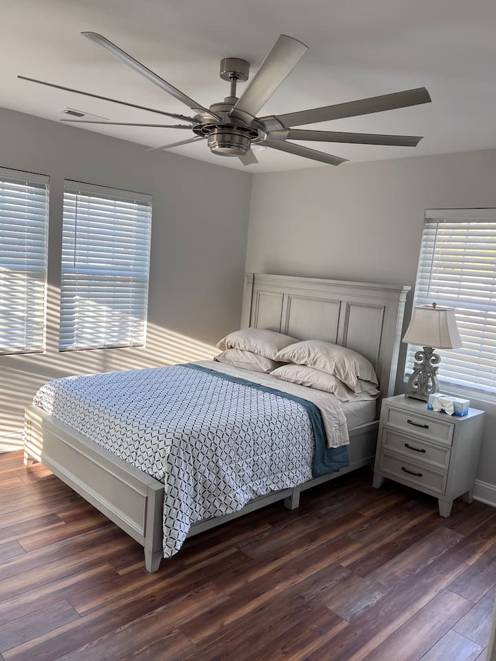 (4) ЧЕТВЪРТА СПАЛНЯ (НА ГОРНИЯ ЕТАЖ).