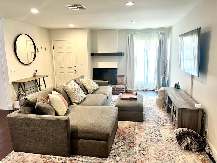 Modern 3 Br Home With Entertaining Kitchen & Patio - Whittier, CA