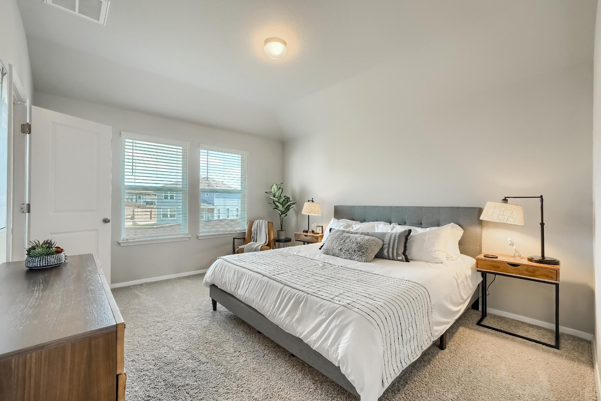 Hlavná spálňa s matracom veľkosti king a pohodlnou koženou stoličkou na čítanie