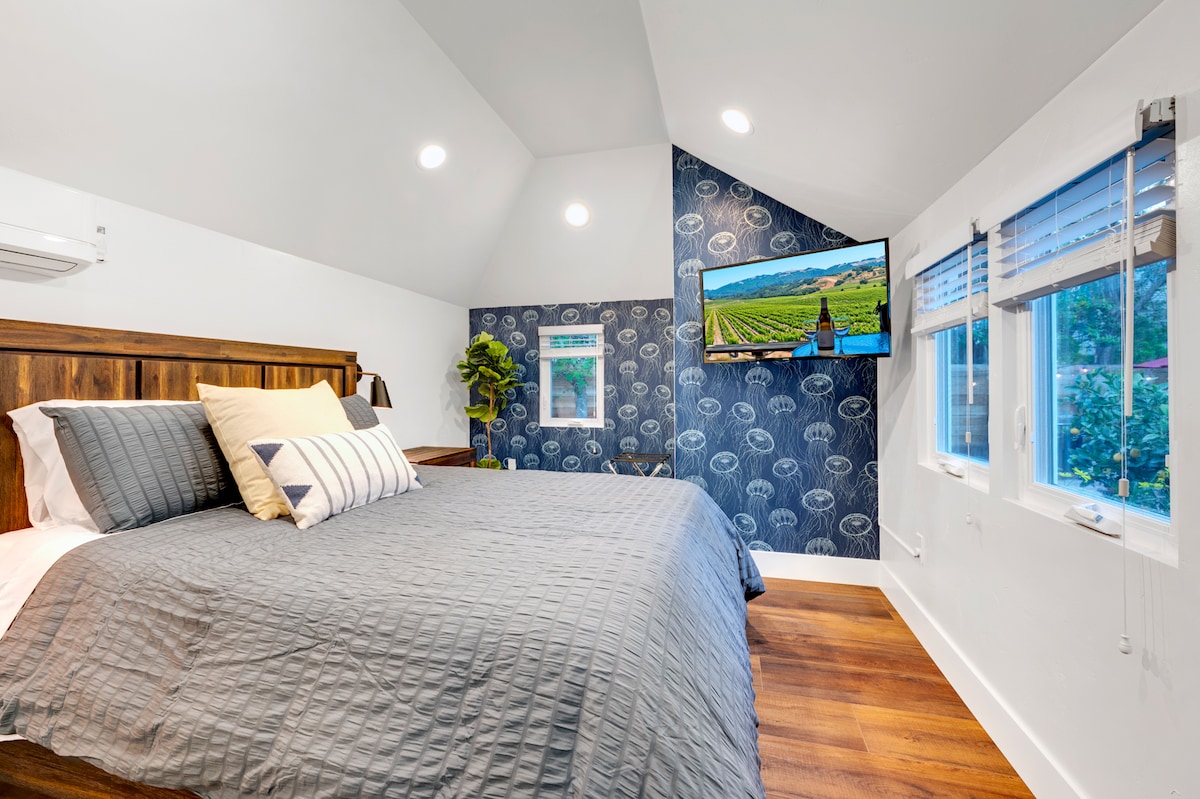 Second bedroom downstairs w/queen size bed