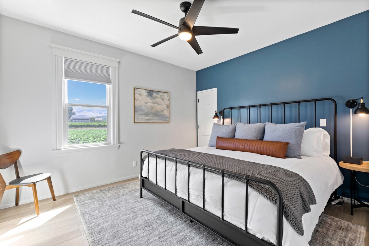 Spavaća soba 2 od 3 - bračni krevet (180x200) s 50" Smart FireTV-om. Sve spavaće sobe imaju zavjese za zamračivanje, ormar s vješalicama i sklopivi stalak za kovčeg te budilicu s kablovima za punjenje.