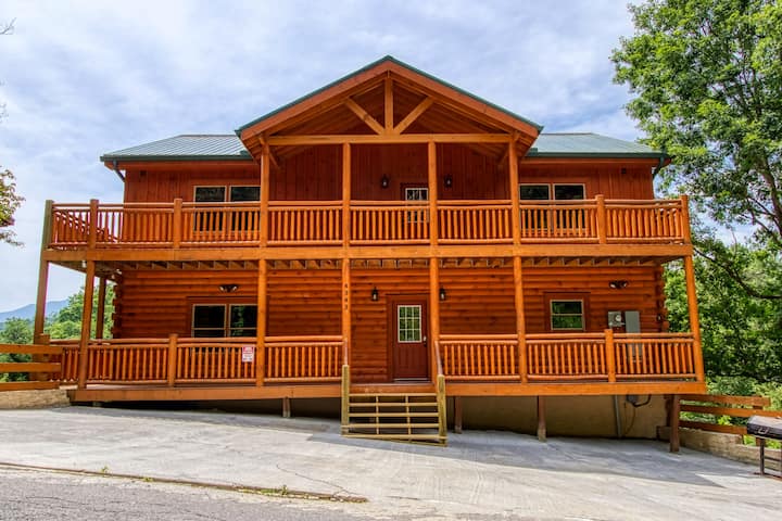 A Splash Of Heaven- Pool! Location! Summer Deals!