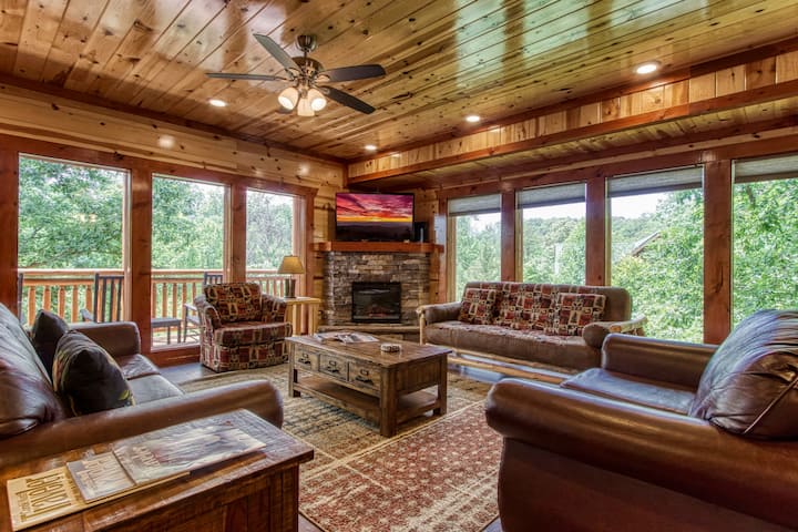 A Splash Of Heaven - Location! Summer Deals! - Gatlinburg, TN