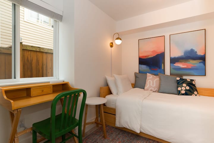 Dhomë gjumi e ulët shumëngjyrëshe 3 me krevat tek (me trungje të shtyrë) dhe hapësirë pune të dedikuar