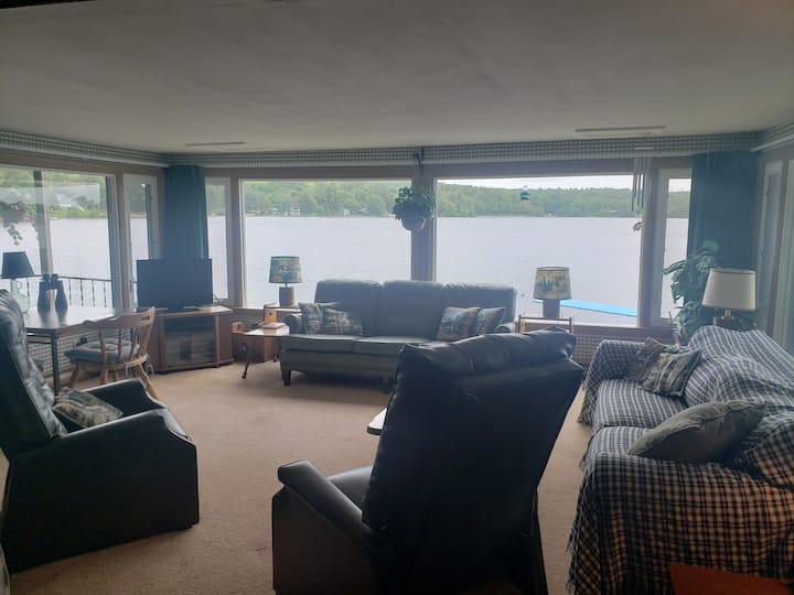 La sala de estar tiene dos sillones reclinables, una silla plegable, un sofá de cuero, un sofá cama tamaño queen extraíble y una gran mesa de centro para jugar.  