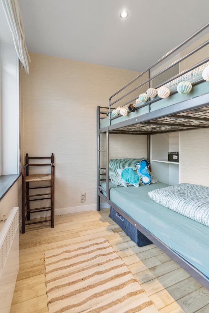 cool children's room with bunk beds, also a travel cot is always available. So in principle 3 kids can sleep. High chair always available.
Roller shutters so you can sleep perfectly.
Made up beds. 
Children's night light on site.
