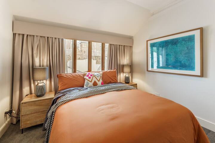 Farrah – Designer, Three Bedroom Carlton Residence gallery image 4