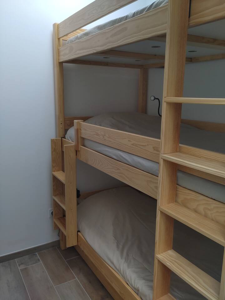 غرفة مقصورة تضم 3 أسرّة بطابقين