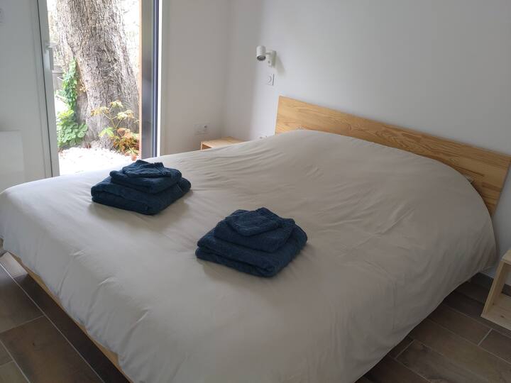 غرفة بسرير مزدوج 160 سم وغرفة ملابس