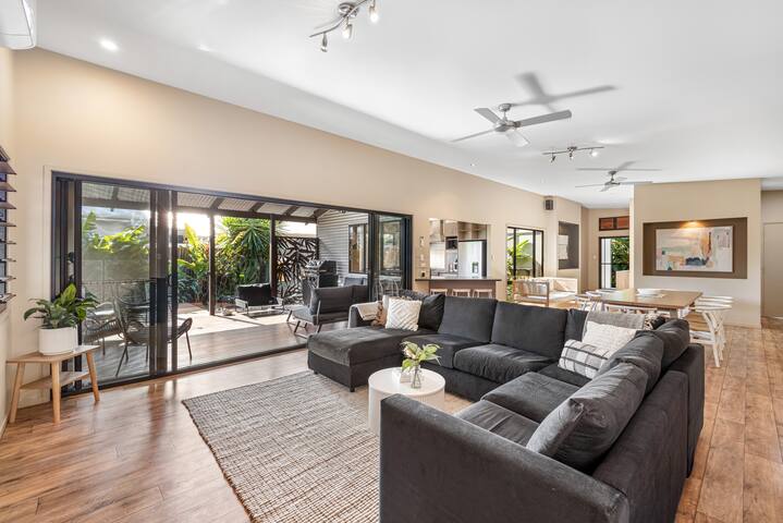 Mudjimba Escape-pet friendly, luxury villa w/ pool gallery image 2