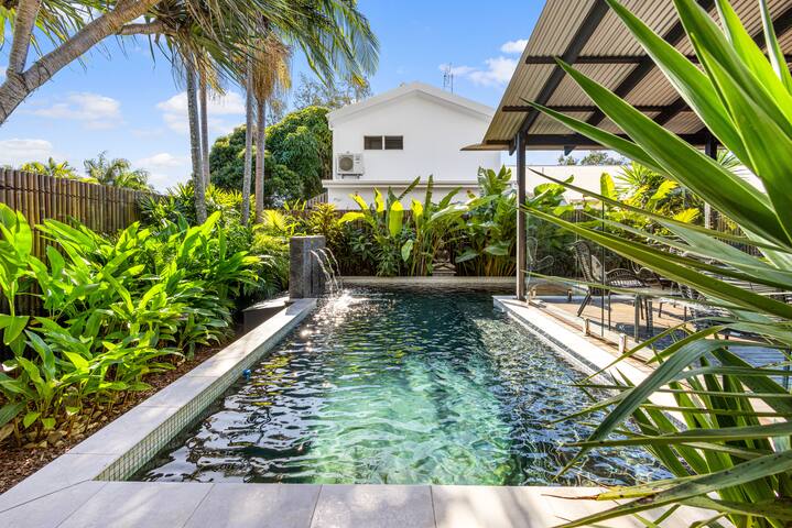 Mudjimba Escape-pet friendly, luxury villa w/ pool gallery image 3