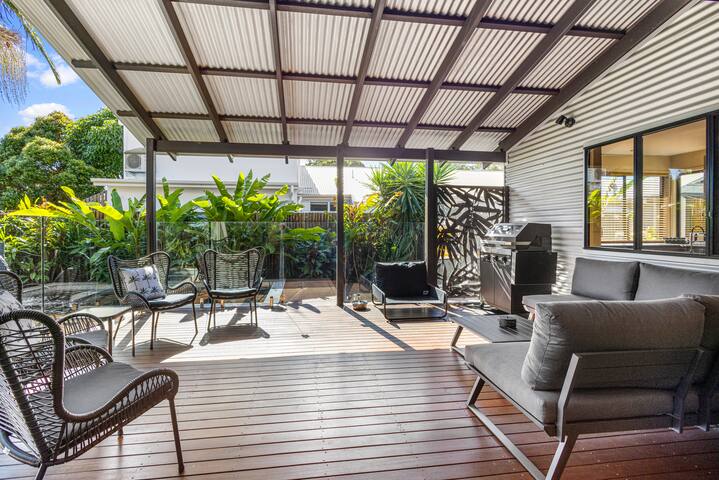 Mudjimba Escape-pet friendly, luxury villa w/ pool gallery image 5