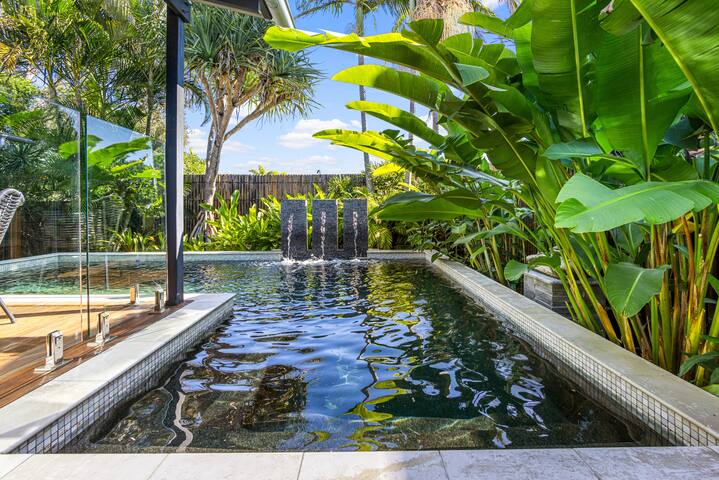 Mudjimba Escape-pet friendly, luxury villa w/ pool gallery image 4