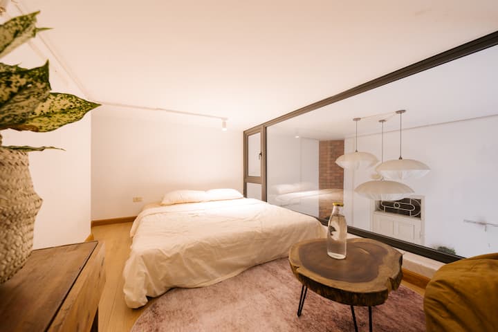 Уютно таванско помещение между 1 - ви и 2 - ри етаж с достатъчно голяма за двама души.