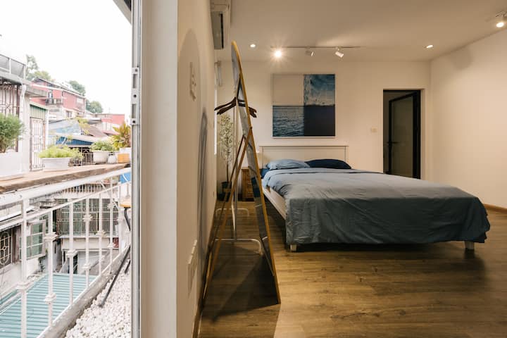 Не забравяйте да разгледате гледката от балкона точно отвън