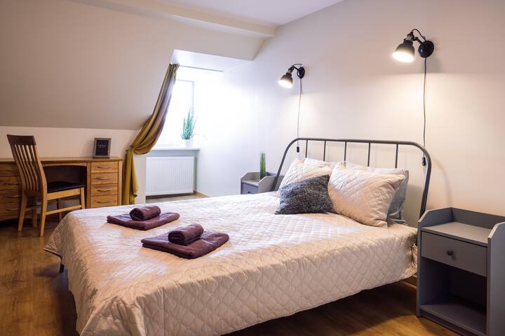 Rothko Apt/9 guests/Self check-in/4 BR/Old Town gallery image 5