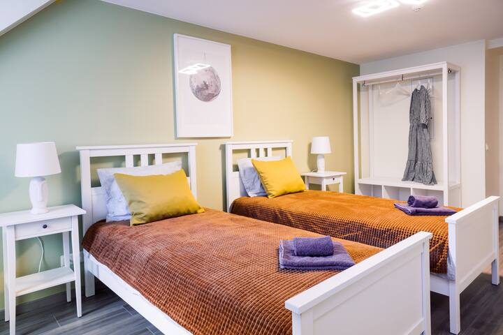 Rothko Apt/9 guests/Self check-in/4 BR/Old Town gallery image 4