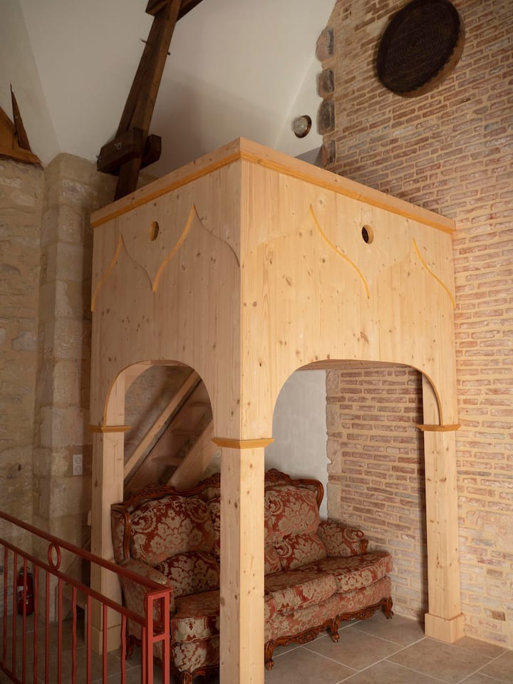 Mezzanine, à l'étage, surmontée d'un lit deux personnes (160x200clm).
Canapé convertible (deux personnes) sous la mezzanine