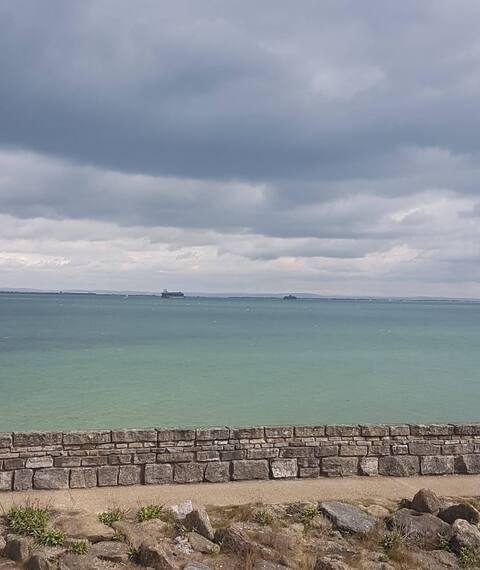 Beachfront, 3 bed house overlooking the solent