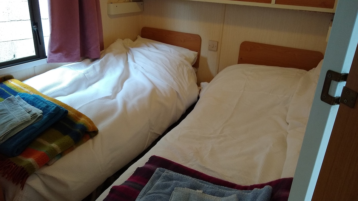 Dhomë e vogël gjumi me 2 krevate tek