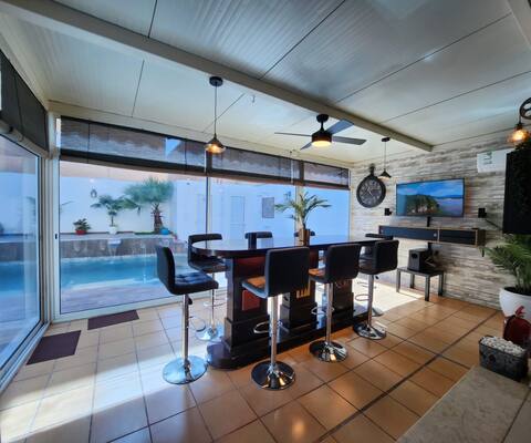 Well equipped central villa with pool and gym.