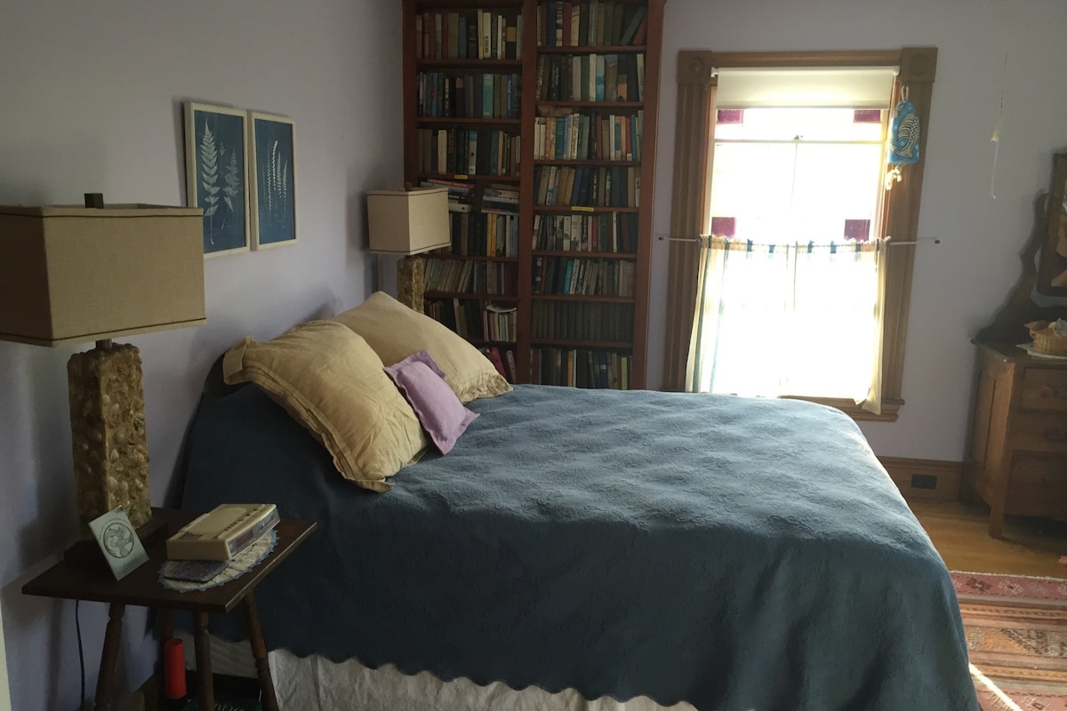 Een ander queensize bed in de slaapkamer in het zuidoosten