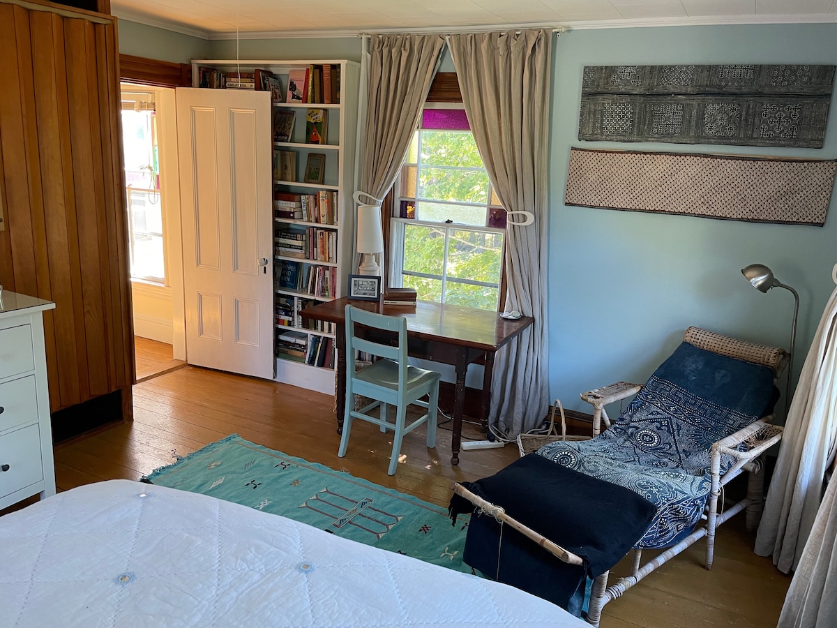 ... bureau en leeslounge in de slaapkamer op het zuidwesten.