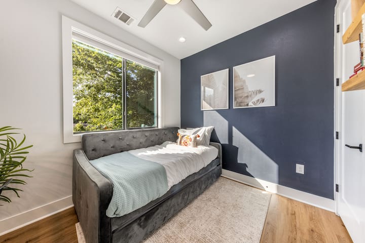 سرير مزدوج مع سرير مزدوج قابل للسحب 